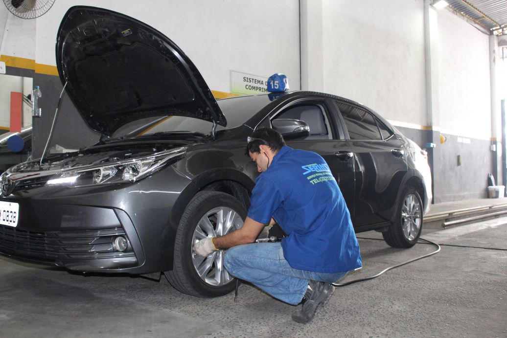 carro em inspeção pneus