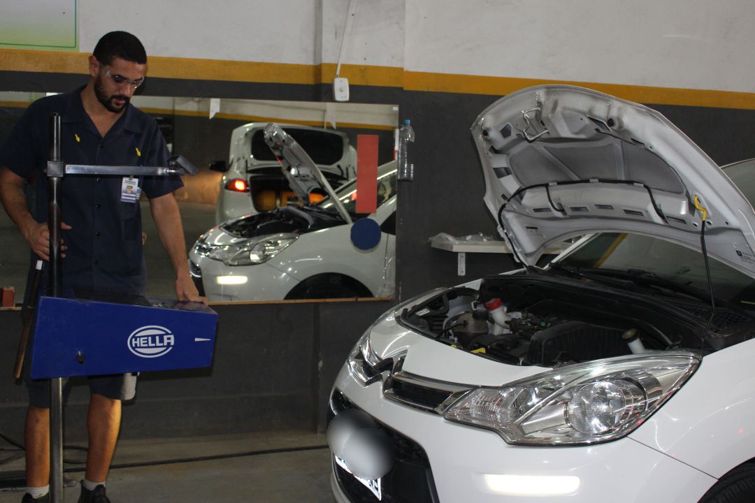 equipe fazendo inspeção em no motor do carro