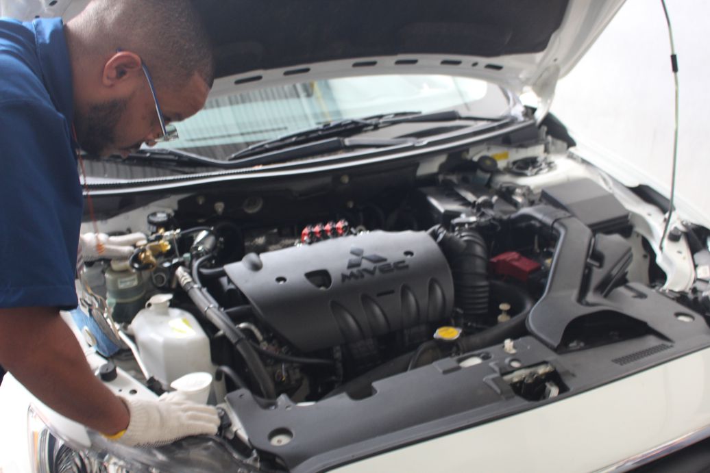 carro em inspeção de motor