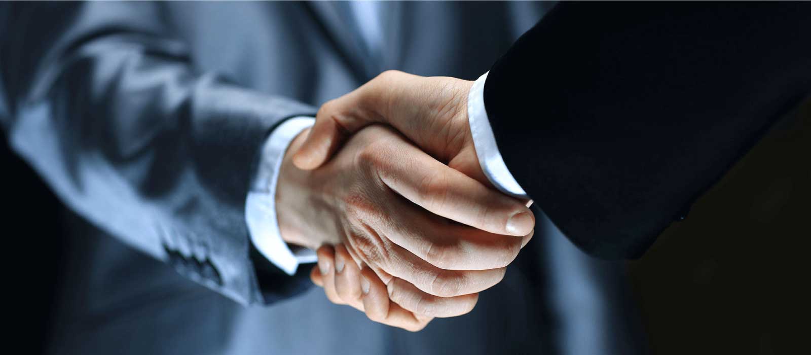 aperto de mão entre dois homens
